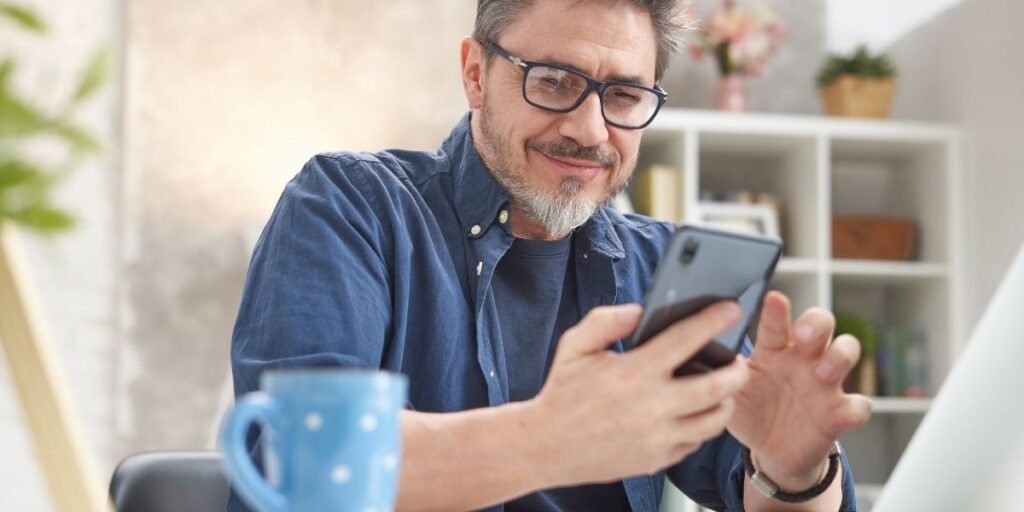 movil para mayores usandolo